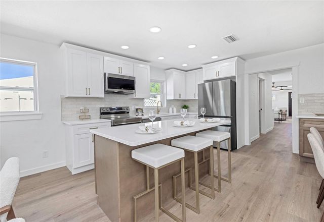 653 64TH AVENUE S, St Petersburg, FL 33705