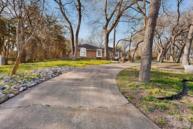 266 N Creekwood Drive, Lancaster, TX 75146