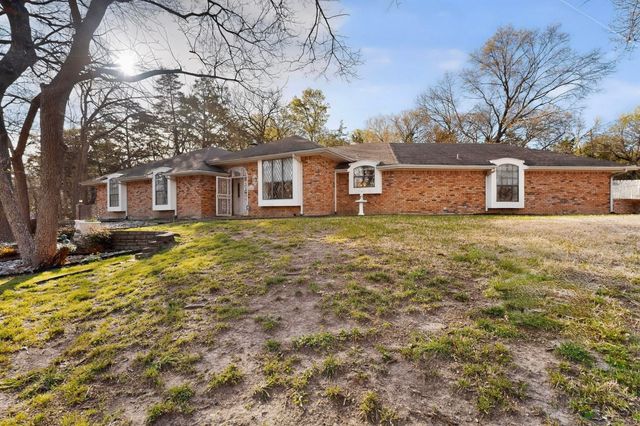 266 N Creekwood Drive, Lancaster, TX 75146