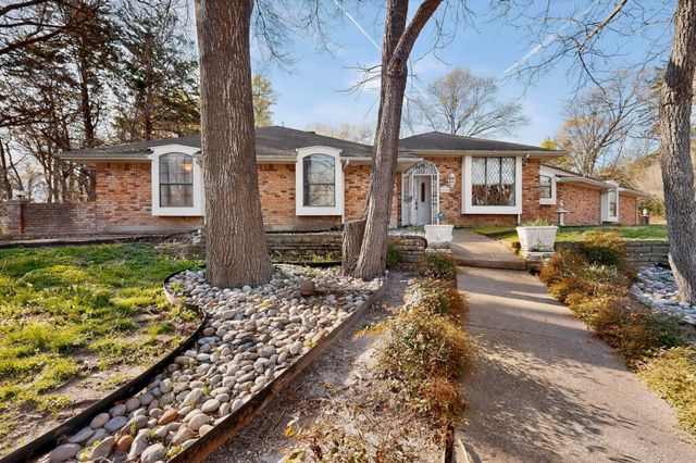 266 N Creekwood Drive, Lancaster, TX 75146