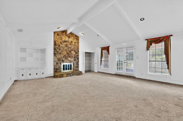 266 N Creekwood Drive, Lancaster, TX 75146