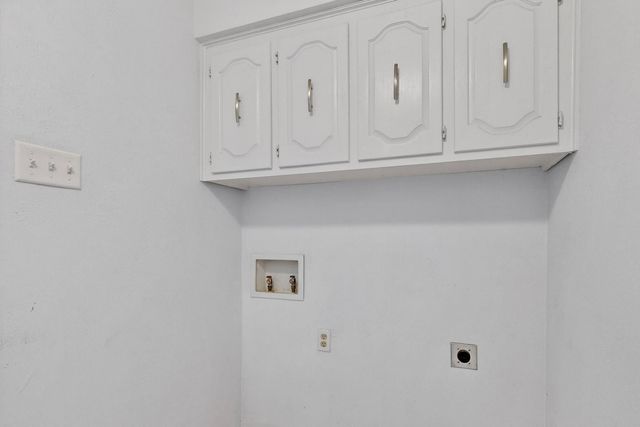 266 N Creekwood Drive, Lancaster, TX 75146