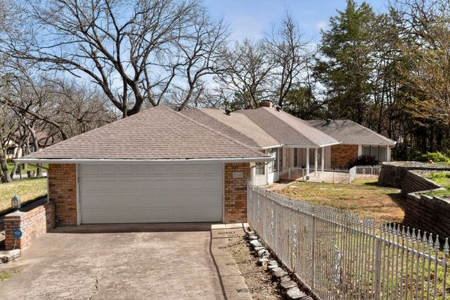 266 N Creekwood Drive, Lancaster, TX 75146