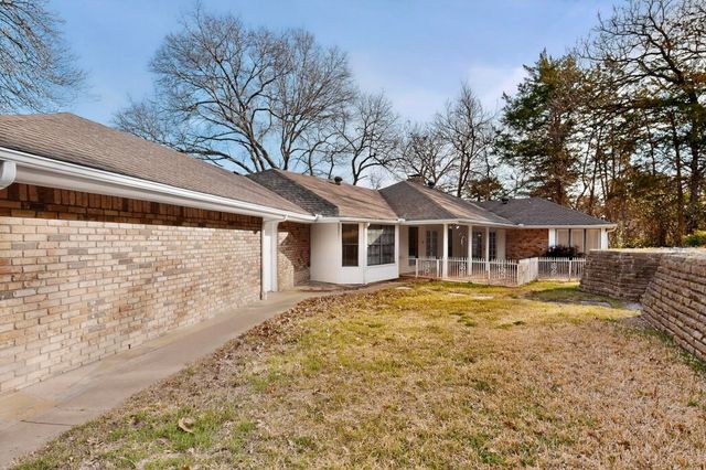 266 N Creekwood Drive, Lancaster, TX 75146