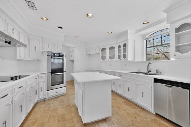 266 N Creekwood Drive, Lancaster, TX 75146