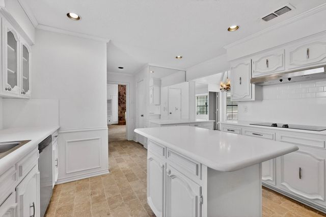 266 N Creekwood Drive, Lancaster, TX 75146