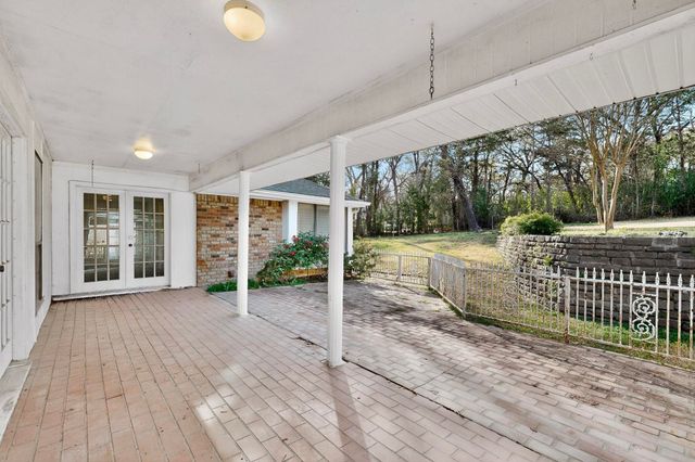 266 N Creekwood Drive, Lancaster, TX 75146