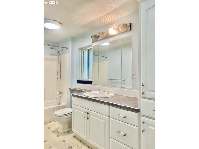 20125 Se FOSTER Rd, Damascus, OR 97089