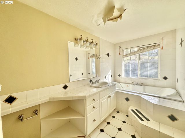 20125 Se FOSTER Rd, Damascus, OR 97089