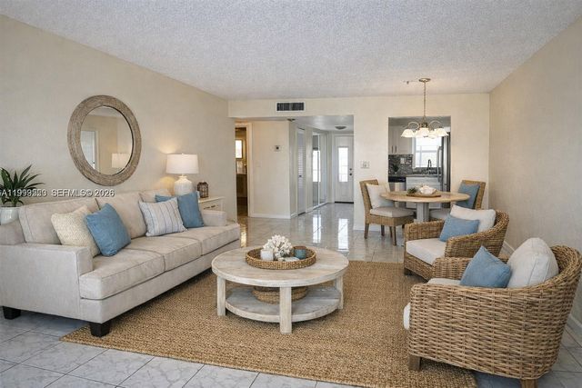 8901 Sunrise Lakes Boulevard 204, Sunrise, FL 33322