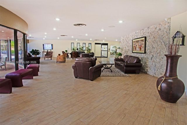 8901 Sunrise Lakes Boulevard 204, Sunrise, FL 33322
