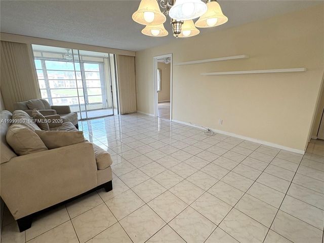 8901 Sunrise Lakes Boulevard 204, Sunrise, FL 33322