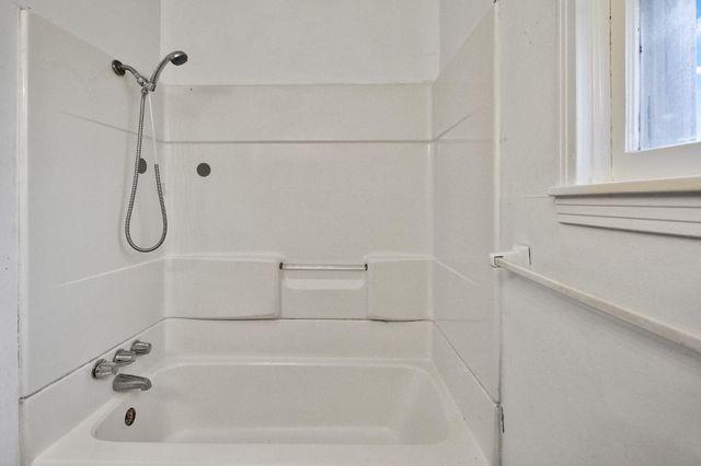 921 W 5th ST, Taylor, TX 76574