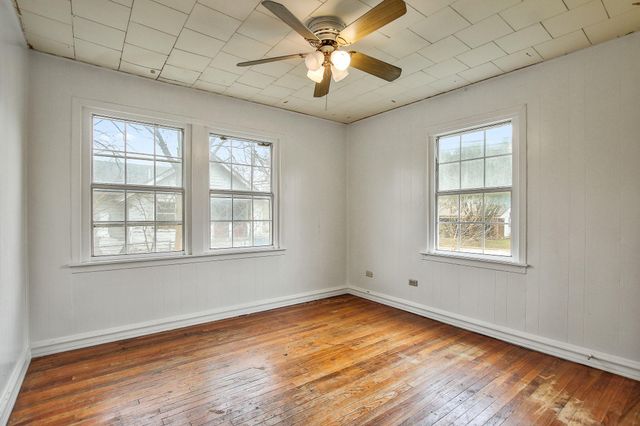 921 W 5th ST, Taylor, TX 76574