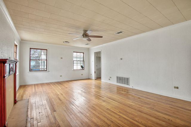 921 W 5th ST, Taylor, TX 76574