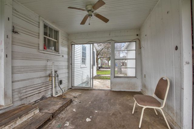 921 W 5th ST, Taylor, TX 76574