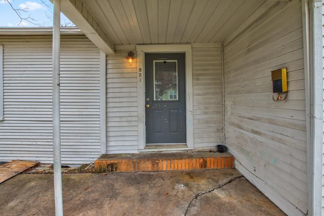 921 W 5th ST, Taylor, TX 76574