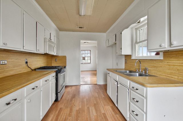 921 W 5th ST, Taylor, TX 76574