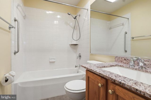 63 LONGWOOD DR, Mechanicsburg, PA 17050