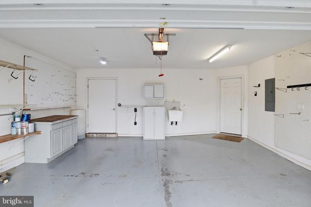 63 LONGWOOD DR, Mechanicsburg, PA 17050