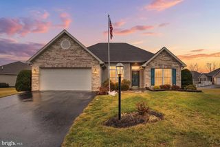 63 LONGWOOD DR, Mechanicsburg, PA 17050