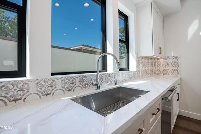 136 N Oakview Drive 103, Thousand Oaks, CA 91362