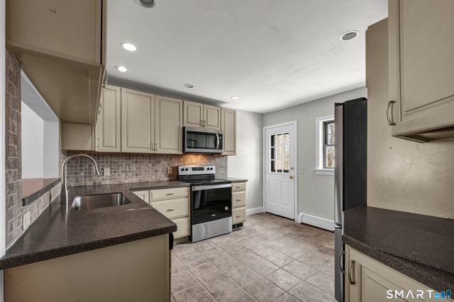 4 Copper Ridge Circle 4, Guilford, CT 06437