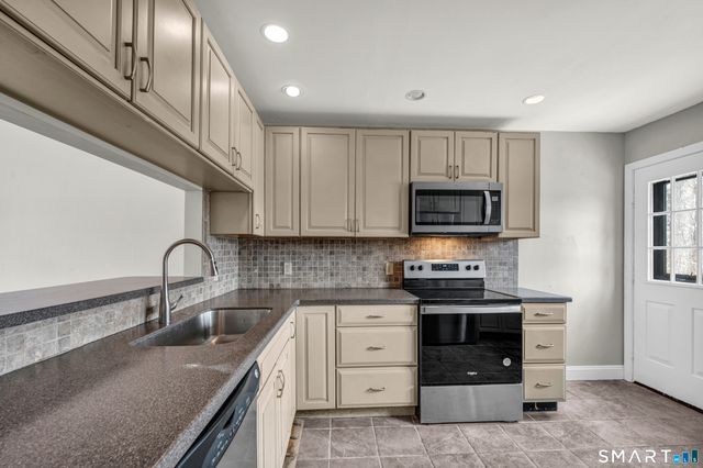 4 Copper Ridge Circle 4, Guilford, CT 06437