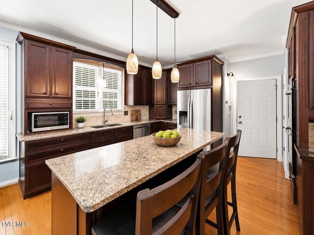 8 Fox Run Lane, Johnson City, TN 37604