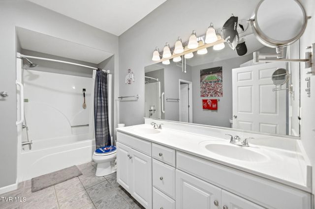 8 Fox Run Lane, Johnson City, TN 37604
