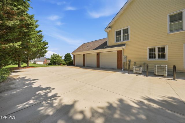 8 Fox Run Lane, Johnson City, TN 37604