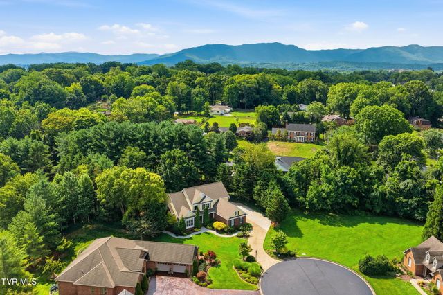 8 Fox Run Lane, Johnson City, TN 37604