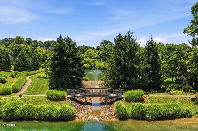 8 Fox Run Lane, Johnson City, TN 37604