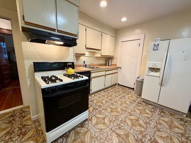 33 Pearl Street 33, Newton, MA 02458