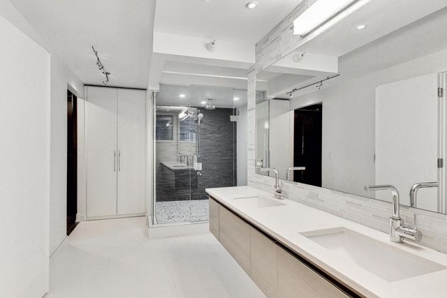 2 E Erie Street 1905, Chicago, IL 60611