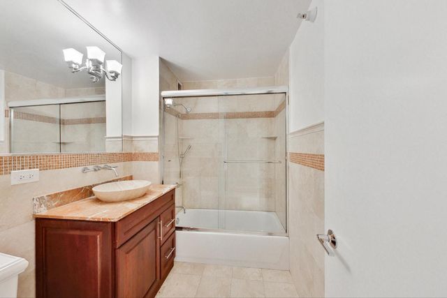 2 E Erie Street 1905, Chicago, IL 60611