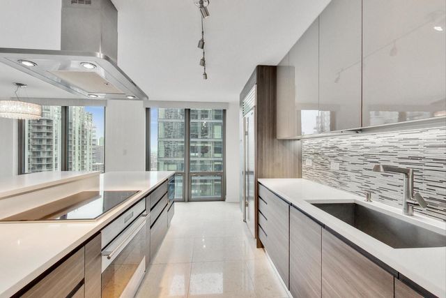 2 E Erie Street 1905, Chicago, IL 60611