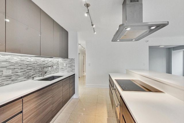 2 E Erie Street 1905, Chicago, IL 60611