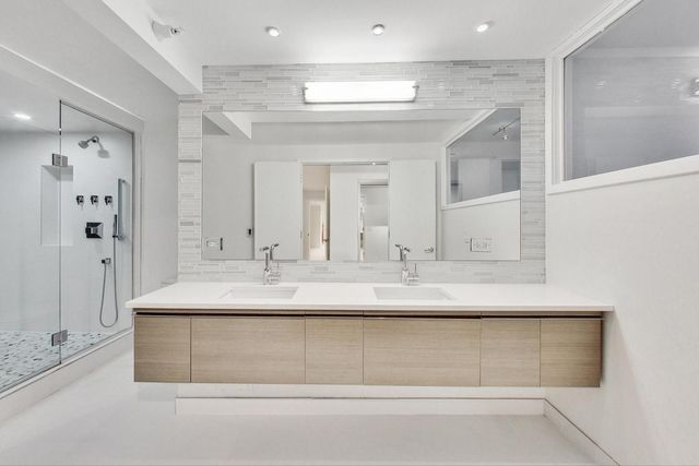 2 E Erie Street 1905, Chicago, IL 60611