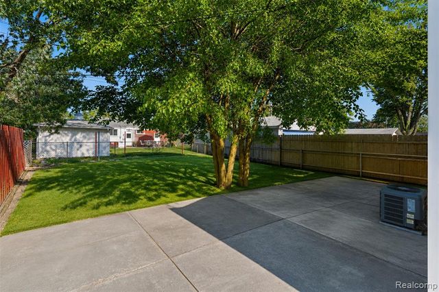 32000 Saint Margaret Street, Saint Clair Shores, MI 48082
