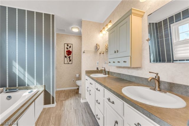 16090 Yarmouth Oval, Middleburg Heights, OH 44130