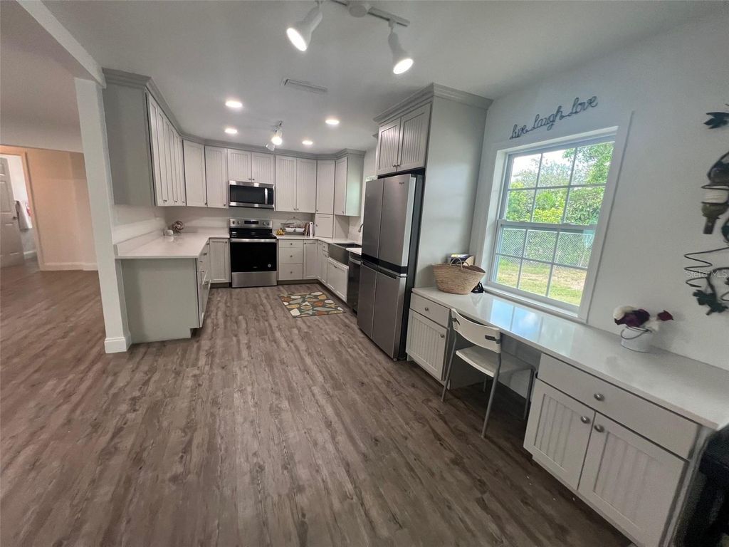 Image 20 of property listing at 4620 7TH AVENUE W, Bradenton, FL 34209