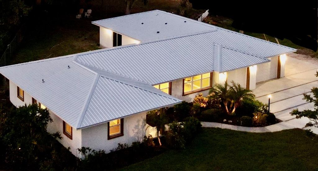 Image 4 of property listing at 4620 7TH AVENUE W, Bradenton, FL 34209