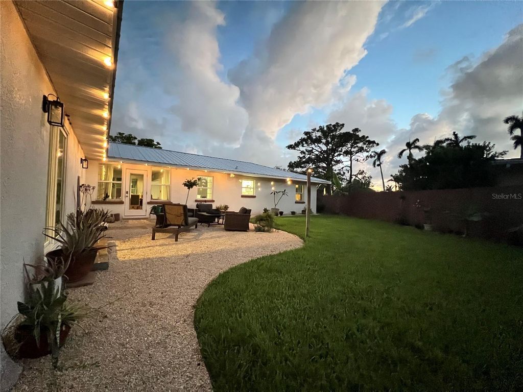 Image 7 of property listing at 4620 7TH AVENUE W, Bradenton, FL 34209