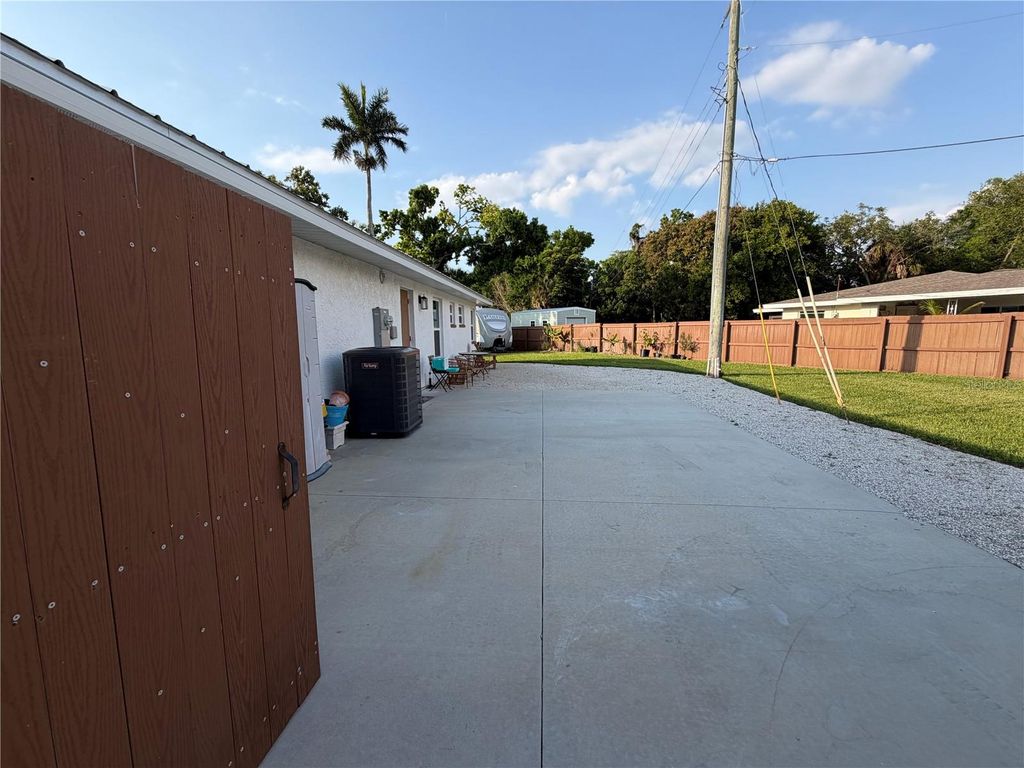 Image 8 of property listing at 4620 7TH AVENUE W, Bradenton, FL 34209