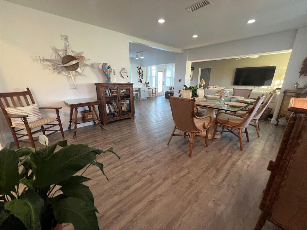 Image 9 of property listing at 4620 7TH AVENUE W, Bradenton, FL 34209