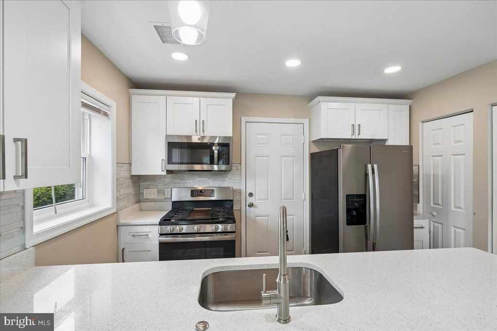 Image 11 of property listing at 6035 MARTIN LUTHER KING JR CT, Capitol Heights, MD 20743