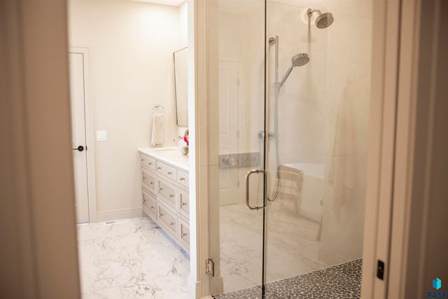 5501 E Morningside Cir Circle, Sioux Falls, SD 57110