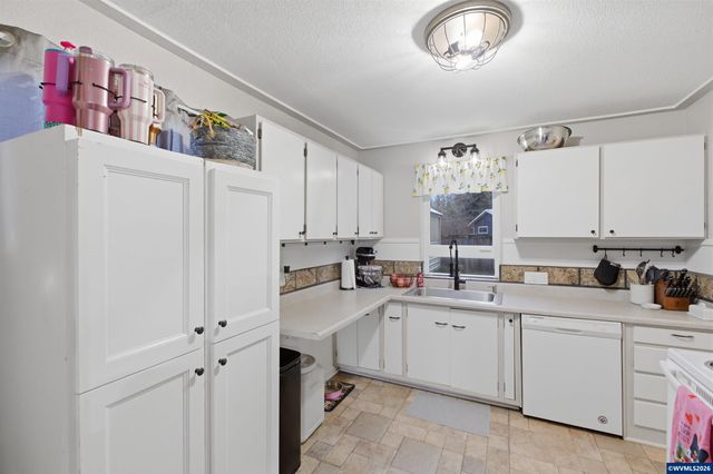 3090 D St NE, Salem, OR 97301