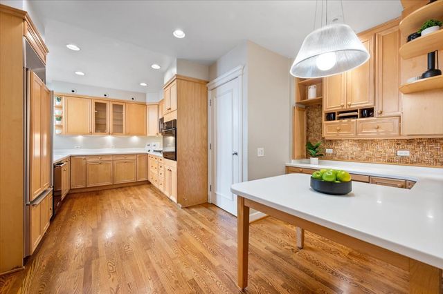 1235 N Astor Street 2N, Chicago, IL 60610